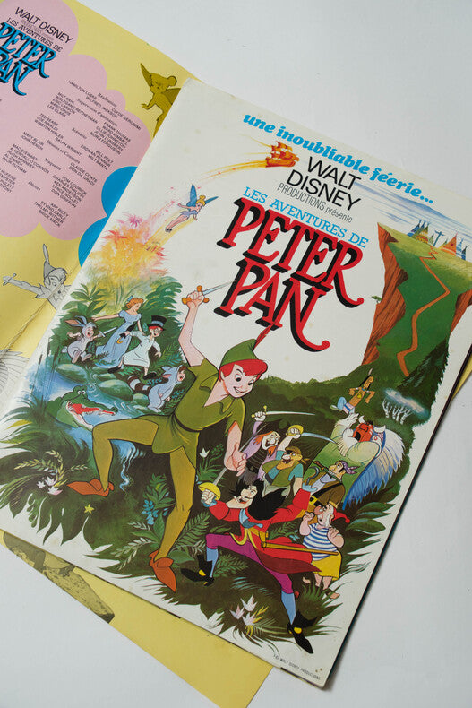 Peter Pan — Dossier de presse complet original · Walt Disney · 2 dépliants + dossier 28p. + affiche + affichette + 11 photos d'exploitation · Studios Walt Disney, 1953