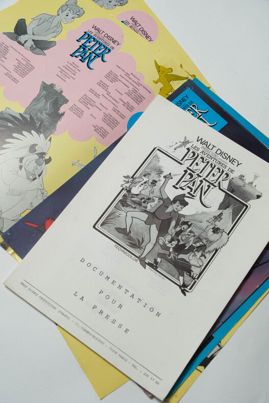 Peter Pan — Dossier de presse complet original · Walt Disney · 2 dépliants + dossier 28p. + affiche + affichette + 11 photos d'exploitation · Studios Walt Disney, 1953