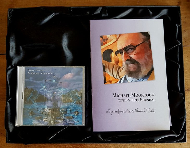 An Alien Heat — Spirits Burning & Michael Moorcock · Coffret collector n° 179/250 · Signé Moorcock, Falcone & Bouchard · Gonzo Multimedia, 2017