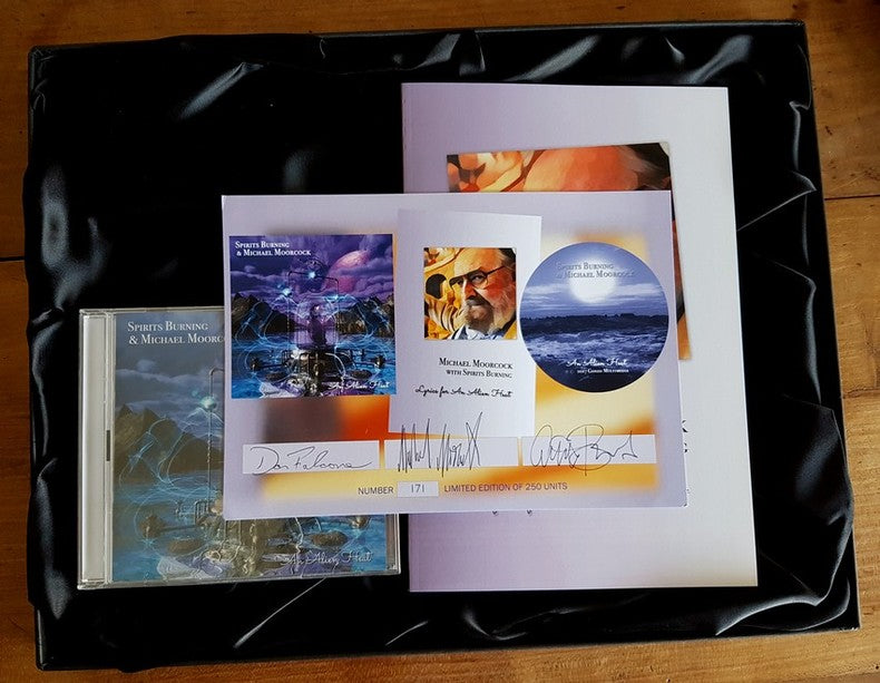 An Alien Heat — Spirits Burning & Michael Moorcock · Coffret collector n° 179/250 · Signé Moorcock, Falcone & Bouchard · Gonzo Multimedia, 2017