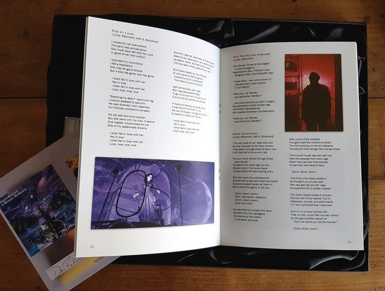 An Alien Heat — Spirits Burning & Michael Moorcock · Coffret collector n° 179/250 · Signé Moorcock, Falcone & Bouchard · Gonzo Multimedia, 2017